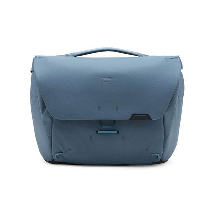 Peak Design Everyday Messenger V2 black bag with MagLatch closure and padded shoulder strap