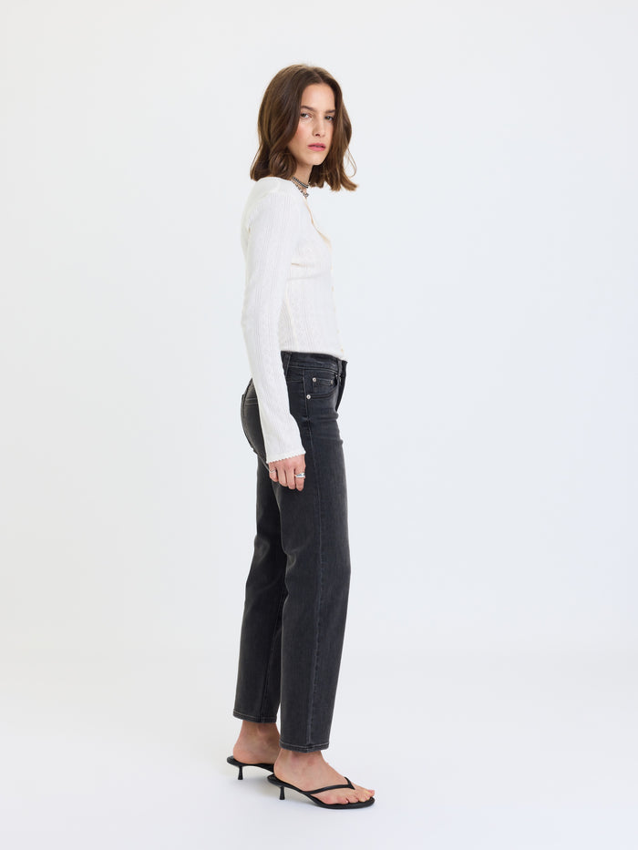 Rebel Mid Rise Slim Straight in Motion