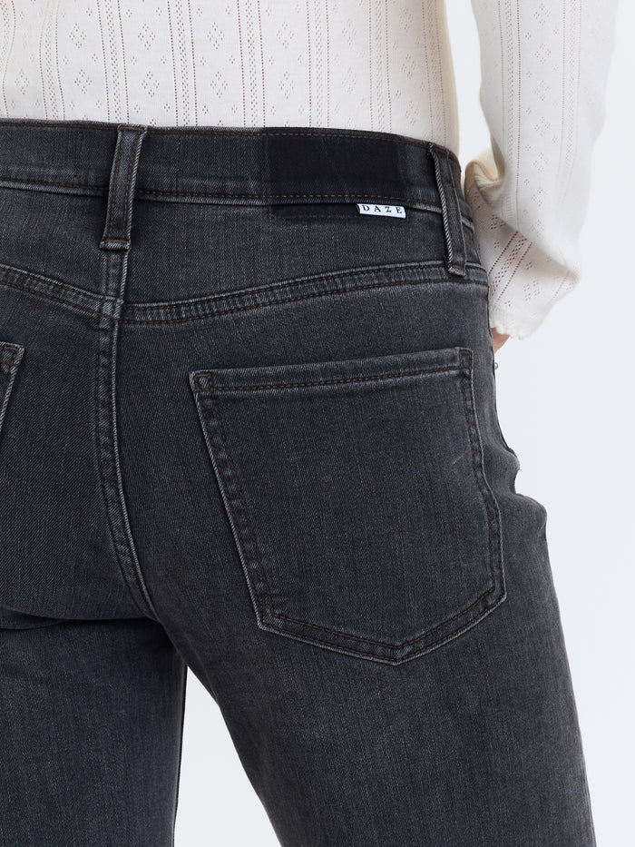 Rebel Mid Rise Slim Straight in Motion